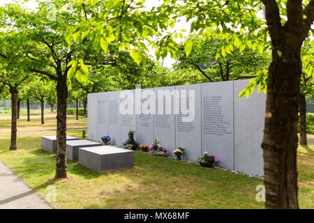 Eschede, Deutschland. 03. Mai 2018, Deutschland, Eschede: Der Granit Gedenktafel mit den Namen der Opfer gedenken an der Zugkatastrophe von Eschede photgraphed Zum 20. Jahrestag des Unfalls. Der ICE "Wilhelm Conrad Röntgen" auf dem 3. Juni 1998 bei Tempo 200 entgleist und fuhr in eine Autobahnbrücke. 101 Menschen starben. Foto: Philipp von Ditfurth/dpa Stockfoto