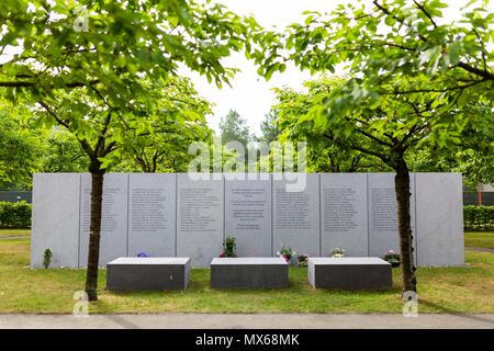 Eschede, Deutschland. 03. Mai 2018, Deutschland, Eschede: Der Granit Gedenktafel mit den Namen der Opfer gedenken an der Zugkatastrophe von Eschede photgraphed Zum 20. Jahrestag des Unfalls. Der ICE "Wilhelm Conrad Röntgen" auf dem 3. Juni 1998 bei Tempo 200 entgleist und fuhr in eine Autobahnbrücke. 101 Menschen starben. Foto: Philipp von Ditfurth/dpa Stockfoto