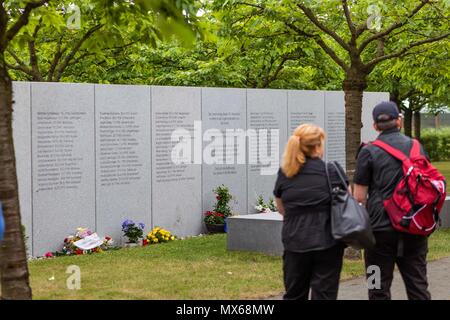 Eschede, Deutschland. 03. Mai 2018, Deutschland, Eschede: die Besucher zum Gedenken an die Opfer der Zugkatastrophe von Eschede zum 20. Jahrestag des Unfalls. Der ICE "Wilhelm Conrad Röntgen" auf dem 3. Juni 1998 bei Tempo 200 entgleist und fuhr in eine Autobahnbrücke. 101 Menschen starben. Foto: Philipp von Ditfurth/dpa Stockfoto