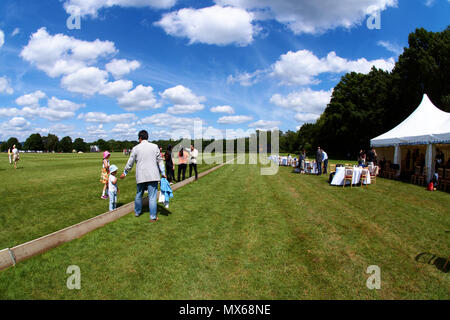 Burningfold, UK, 2. Juni, 2018. Eröffnungs Kylin Polo Match am Kylin Home Boden. Credit: Calvin Tan/Alamy leben Nachrichten Stockfoto