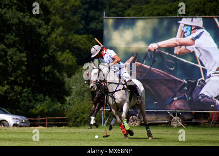 Burningfold, UK, 2. Juni, 2018. Eröffnungs Kylin Polo Match am Kylin Home Boden. Credit: Calvin Tan/Alamy leben Nachrichten Stockfoto