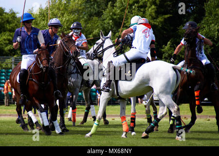 Burningfold, UK, 2. Juni, 2018. Eröffnungs Kylin Polo Match am Kylin Home Boden. Credit: Calvin Tan/Alamy leben Nachrichten Stockfoto