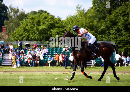 Burningfold, UK, 2. Juni, 2018. Eröffnungs Kylin Polo Match am Kylin Home Boden. Credit: Calvin Tan/Alamy leben Nachrichten Stockfoto