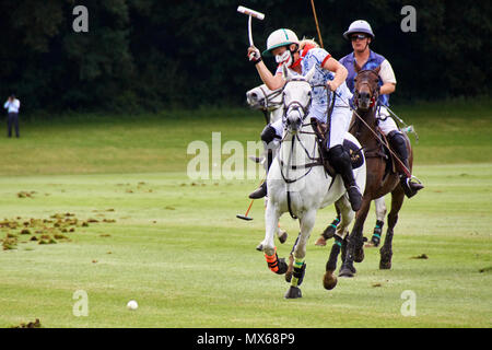 Burningfold, UK, 2. Juni, 2018. Eröffnungs Kylin Polo Match am Kylin Home Boden. Credit: Calvin Tan/Alamy leben Nachrichten Stockfoto