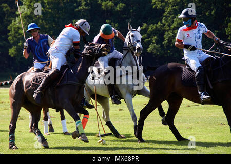 Burningfold, UK, 2. Juni, 2018. Eröffnungs Kylin Polo Match am Kylin Home Boden. Credit: Calvin Tan/Alamy leben Nachrichten Stockfoto