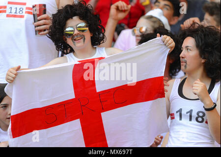 Twickenham Stadium, London, UK. 3 Jun, 2018. Ein Lüfter auf der vorletzten Etappe der HSBC World Rugby Sevens Serie bei Twickenham Stadium, London, UK. Die Serie sieht 20 internationale Teams in schnellen 14 Minuten entspricht konkurrierenden (zwei Hälften von sieben Minuten) in 11 verschiedenen Städten rund um die Welt - das Finale wird in Paris im Juni sein. Quelle: Michael Preston/Alamy leben Nachrichten Stockfoto