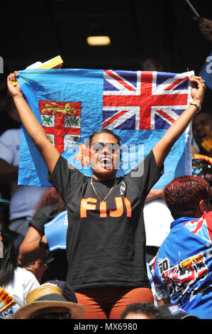 Twickenham Stadium, London, UK. 3 Jun, 2018. Ein Fijian Lüfter auf der vorletzten Etappe der HSBC World Rugby Sevens Serie bei Twickenham Stadium, London, UK. Die Serie sieht 20 internationale Teams in schnellen 14 Minuten entspricht konkurrierenden (zwei Hälften von sieben Minuten) in 11 verschiedenen Städten rund um die Welt - das Finale wird in Paris im Juni sein. Quelle: Michael Preston/Alamy leben Nachrichten Stockfoto