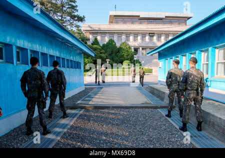 Panmunjom, 1. Juni 2018: Südkoreanische Soldaten (vorne) und nordkoreanische Soldaten stand Guard nach Innerkoreanischen Gespräche auf höchster Ebene an der Grenze Waffenstillstand Dorf Panmunjom, nördlich von Seoul, Südkorea. Die Gespräche auf höchster Ebene wurde am Freitag auf, Schritte zu unternehmen, der im Rahmen der 27. April inter-koreanischen Gipfel zu diskutieren. Süd- und Nordkoreas vereinbart und am 1. Juni allgemein zu halten - militärische Gespräche am 14. Juni an der panmunjom als Teil der Bemühungen, die Spannungen zwischen den beiden koreanischen Staaten zu erleichtern und die vereinbarten ein Rotes Kreuz Tagung am 22. Juni an der North Korea's Mount Kumgang Resort zu halten holdin zu diskutieren Stockfoto