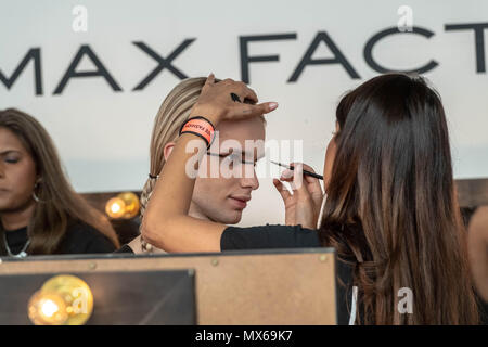 London, 3. Juni 2018, Graduate Fashion Week, London 2018 in der Alten Truman Brauerei Shoreditch Backstage in der Make-up-Bereich Kredit Ian Davidson/Alamy leben Nachrichten Stockfoto