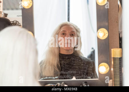 London, 3. Juni 2018, Graduate Fashion Week, London 2018 in der Alten Truman Brauerei Shoreditch Backstage in der Make-up-Bereich Kredit Ian Davidson/Alamy leben Nachrichten Stockfoto