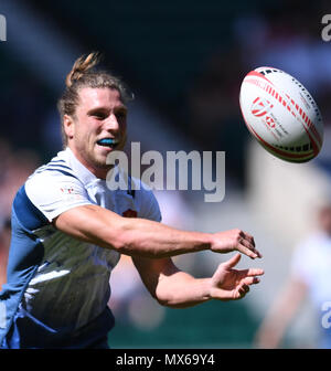 Twickenham Stadium, London, UK. 3. Juni 2018. HSBC World Rugby Sevens Serie, Wales gegen Frankreich; Stephen Parez von Frankreich führt entlang seiner Linie Credit: Aktion plus Sport/Alamy leben Nachrichten Stockfoto
