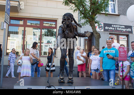 Szamotuly, Polen. 3 Jun, 2018. Die Street Festival der Singles ist ein außergewöhnliches Ereignis mit außergewöhnlichen Gäste. Was bedeutet es? Eine besondere, ungewöhnliche, einzigartig, einzigartig, blickfang, außergewöhnliche, einzigartige, unvergleichliche, nicht wie bei anderen. Ein solches Festival. Solche Künstler. Ein solches Publikum. Platz wie dem. Nur ein UFO! Credit: Slawomir Kowalewski/Alamy leben Nachrichten Stockfoto