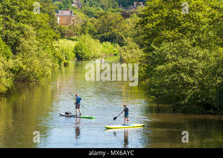 Batheaston, Somerset, UK Wetter. 3. Juni 2018. Die Menschen genießen die warmen, sonnigen Wetter am Fluss Avon auf einen schönen Sommer Sonntag Nachmittag. Credit: Richard Wayman/Alamy leben Nachrichten Stockfoto