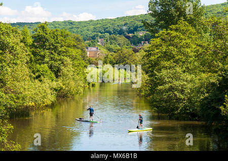 Batheaston, Somerset, UK Wetter. 3. Juni 2018. Die Menschen genießen die warmen, sonnigen Wetter am Fluss Avon auf einen schönen Sommer Sonntag Nachmittag. Credit: Richard Wayman/Alamy leben Nachrichten Stockfoto