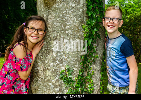 Bantry, Irland. 3. Juni 2018. Die West Lodge Hotel in Bantry hielt einen roten Kopf Festival in Bantry über das Wochenende. Zwei Kinder sind auf dem Bild Familientag am Sonntag. Credit: Andy Gibson/Alamy Leben Nachrichten. Stockfoto