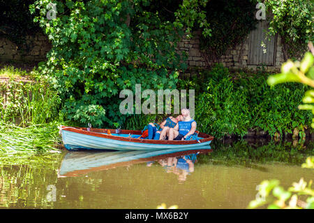 Batheaston, Somerset, UK Wetter. 3. Juni 2018. Die Menschen genießen die warmen, sonnigen Wetter am Fluss Avon auf einen schönen Sommer Sonntag Nachmittag. Credit: Richard Wayman/Alamy leben Nachrichten Stockfoto