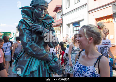 Szamotuly, Polen. 3 Jun, 2018. Die Street Festival der Singles ist ein außergewöhnliches Ereignis mit außergewöhnlichen Gäste. Was bedeutet es? Eine besondere, ungewöhnliche, einzigartig, einzigartig, blickfang, außergewöhnliche, einzigartige, unvergleichliche, nicht wie bei anderen. Ein solches Festival. Solche Künstler. Ein solches Publikum. Platz wie dem. Nur ein UFO! Credit: Slawomir Kowalewski/Alamy leben Nachrichten Stockfoto