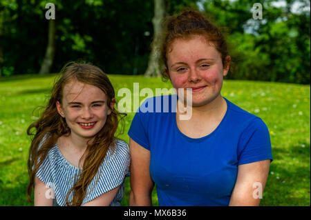 Bantry, Irland. 3. Juni 2018. Die West Lodge Hotel in Bantry hielt einen roten Kopf Festival in Bantry über das Wochenende. Zwei Kinder sind auf dem Bild Familientag am Sonntag. Credit: Andy Gibson/Alamy Leben Nachrichten. Stockfoto