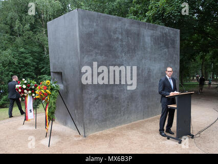 03 Juni 2018, Berlin, Deutschland: Michael Müller (SPD), Regierender Bürgermeister von Berlin, spricht während einer Zeremonie vor dem Denkmal für die homosexuellen im Nationalsozialismus im Tiergarten verfolgt. Foto: Ralf Hirschberger/dpa Stockfoto