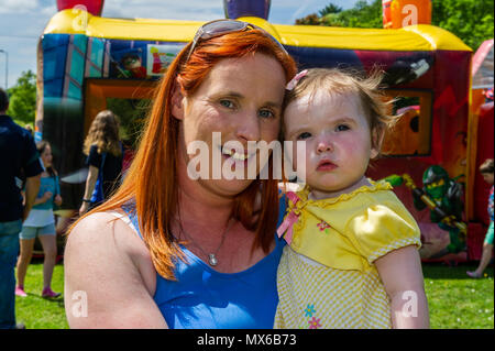 Bantry, Irland. 3. Juni 2018. Die West Lodge Hotel in Bantry hielt einen roten Kopf Festival in Bantry über das Wochenende. Mutter und Tochter sind im Bild genießen der Familientag am Sonntag. Credit: Andy Gibson/Alamy Leben Nachrichten. Stockfoto