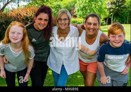 Bantry, Irland. 3. Juni 2018. Die West Lodge Hotel in Bantry hielt einen roten Kopf Festival in Bantry über das Wochenende. Bild genießen der Familientag am Sonntag sind 4 Generationen von der gleichen Familie - Cheryl Conroy; Mama Nikita Conroy; Super Granny Noelle Kearney; Oma Lorna Controy und Jonathan Conroy - alles aus Kork. Credit: Andy Gibson/Alamy Leben Nachrichten. Stockfoto