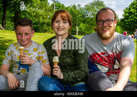 Bantry, Irland. 3. Juni 2018. Die West Lodge Hotel in Bantry hielt einen roten Kopf Festival in Bantry über das Wochenende. Eine Familie wird dargestellt, Genießen der Familientag am Sonntag. Credit: Andy Gibson/Alamy Leben Nachrichten. Stockfoto