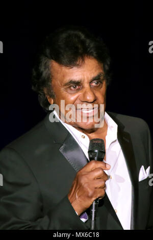 Atlantic City, NJ, USA. 2. Juni 2018. Atlantic City, NJ: Juni 2, 2018 - Johnny Mathis führt seine Reihe von Hits mit seinem schlagersänger Style Voice im Golden Nugget, Atlantic City, zur Freude seiner Fans bei den 'alten'' Publikum. Credit: Donald Kravitz/ZUMA Draht/Alamy leben Nachrichten Stockfoto