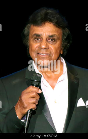 Atlantic City, NJ, USA. 2. Juni 2018. Atlantic City, NJ: Juni 2, 2018 - Johnny Mathis führt seine Reihe von Hits mit seinem schlagersänger Style Voice im Golden Nugget, Atlantic City, zur Freude seiner Fans bei den 'alten'' Publikum. Credit: Donald Kravitz/ZUMA Draht/Alamy leben Nachrichten Stockfoto