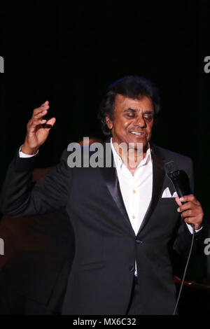 Atlantic City, NJ, USA. 2. Juni 2018. Atlantic City, NJ: Juni 2, 2018 - Johnny Mathis führt seine Reihe von Hits mit seinem schlagersänger Style Voice im Golden Nugget, Atlantic City, zur Freude seiner Fans bei den 'alten'' Publikum. Credit: Donald Kravitz/ZUMA Draht/Alamy leben Nachrichten Stockfoto