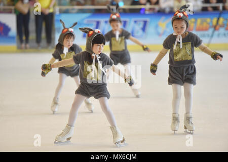 Fuzhou, Provinz Fujian in China. 3. Juni 2018. Kinder skate während einer eiskunstlauf Contest in Fuzhou, Provinz Fujian im Südosten Chinas, 3. Juni 2018. Credit: Song Weiwei/Xinhua/Alamy leben Nachrichten Stockfoto