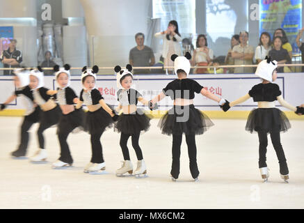 Fuzhou, Provinz Fujian in China. 3. Juni 2018. Kinder skate während einer eiskunstlauf Contest in Fuzhou, Provinz Fujian im Südosten Chinas, 3. Juni 2018. Credit: Song Weiwei/Xinhua/Alamy leben Nachrichten Stockfoto