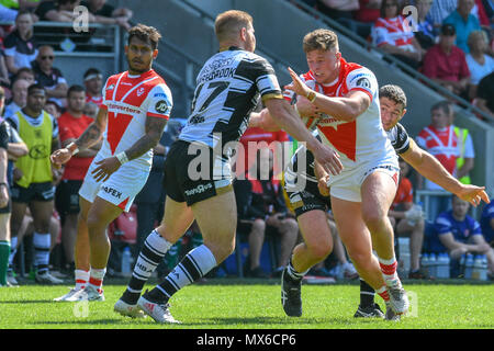 St Helens, Großbritannien. 3 Jun, 2018. Sonntag, den 3. Juni 2018, total Gottlosen Stadium, St Helens, England; Ladbrokes Challenge Cup des Gesamtwettbewerbs, St Helens v-Rumpf FC; Morgan Knowles von St Helens ist von Danny Washbrook von Hull FC Kredit angegangen: Aktuelles Bilder/Alamy leben Nachrichten Stockfoto