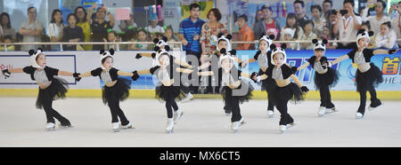 Fuzhou, Provinz Fujian in China. 3. Juni 2018. Kinder skate während einer eiskunstlauf Contest in Fuzhou, Provinz Fujian im Südosten Chinas, 3. Juni 2018. Credit: Song Weiwei/Xinhua/Alamy leben Nachrichten Stockfoto