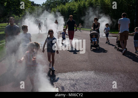 Paris, Ille de France, Paris. 3. Juni 2018. Die Sprinkler kühlen die Besucher in Jardin Acclimatation in Paris, Frankreich am 03.06.2018 von Wiktor Dabkowski Credit: Wiktor Dabkowski/ZUMA Draht/Alamy leben Nachrichten Stockfoto