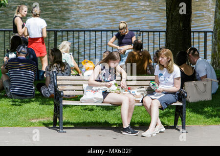 Badewanne, UK, 3. Juni, 2018. Besucher der Badewanne Parade Gardens sind abgebildet, die das gute Wetter und warmen Sonnenschein. Credit: lynchpics/Alamy leben Nachrichten Stockfoto