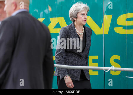 London Bridge, Southwark, London, 3. Juni 2018. Premierminister Theresa May nach der Gedenkfeier. Nach einem Service in Southwark Cathedral zum Gedenken an den ersten Jahrestag der London Bridge Terroranschlag, diejenigen, die starben oder wurden bei dem Angriff verletzt von einer Prozession erinnert werden, Blüte und eine Schweigeminute im London Bridge in Southwark.. Credit: Imageplotter Nachrichten und Sport/Alamy leben Nachrichten Stockfoto