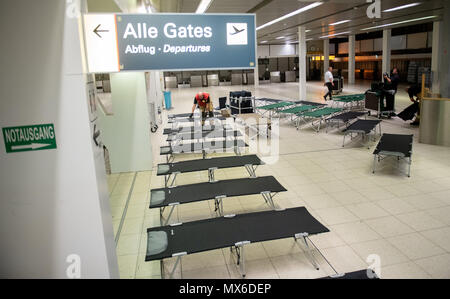 Flughafen Hamburg, Deutschland. 03 Juni 2018, Deutschland, Hamburg: Feuerwehrleute einrichten Feldbetten für gestrandete Passagiere am Flughafen Hamburg. Flughafen Hamburg ausgesetzt sein Betrieb nach einem Blackout. Foto: Daniel Reinhardt/dpa Quelle: dpa Picture alliance/Alamy leben Nachrichten Stockfoto