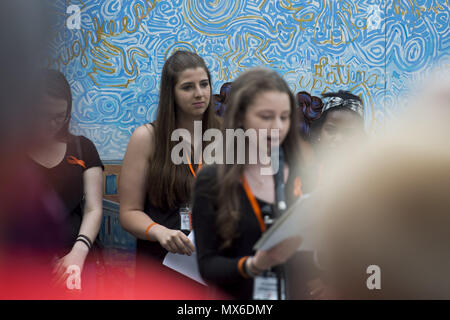 Poughkeepsie, New York, USA. 3. Juni 2018. Arlington High School student Angela McDevitt, 17, während der Student - LED-Protest für Gewehr - das Gesetz zur Reform und Schule Sicherheit am Sonntag, 3. Juni 2018, am Wandbild Square Park in Poughkeepsie, New York. McDevitt ist früh dieses Jahr geglaubt, eine mögliche School shooting abgewendet zu haben, wenn Sie eine störende Gespräch, das Sie mit einem Freund hatte berichtet. Credit: Ben Moffat/über ZUMA ZUMA Kabel/Kabel/Alamy leben Nachrichten Stockfoto