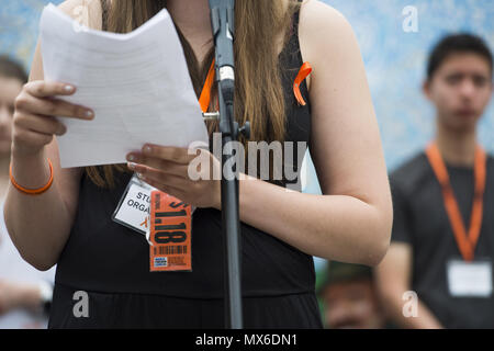 Poughkeepsie, New York, USA. 3. Juni 2018. Arlington High School student Angela McDevitt, 17, spricht während einer Student-led-Protest für Gewehr - das Gesetz zur Reform und Schule Sicherheit am Sonntag, 3. Juni 2018, am Wandbild Square Park in Poughkeepsie, New York. McDevitt ist früh dieses Jahr geglaubt, eine mögliche School shooting abgewendet zu haben, wenn Sie eine störende Gespräch, das Sie mit einem Freund hatte berichtet. Credit: Ben Moffat/über ZUMA ZUMA Kabel/Kabel/Alamy leben Nachrichten Stockfoto