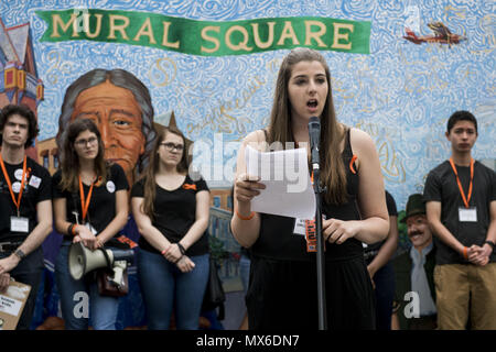 Poughkeepsie, New York, USA. 3. Juni 2018. Arlington High School student Angela McDevitt, 17, spricht während einer Student-led-Protest für Gewehr - das Gesetz zur Reform und Schule Sicherheit am Sonntag, 3. Juni 2018, am Wandbild Square Park in Poughkeepsie, New York. McDevitt ist früh dieses Jahr geglaubt, eine mögliche School shooting abgewendet zu haben, wenn Sie eine störende Gespräch, das Sie mit einem Freund hatte berichtet. Credit: Ben Moffat/über ZUMA ZUMA Kabel/Kabel/Alamy leben Nachrichten Stockfoto