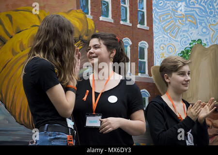 Poughkeepsie, New York, USA. 3. Juni 2018. Spackenkill High School senior Isabel Hammond, Mitte, Gespräche mit Emme Magliato, Links, während eines Protestes für Pistole - Gesetz zur Reform und Schule Sicherheit am Sonntag, 3. Juni 2018, am Wandbild Square Park in Poughkeepsie, New York. Credit: Ben Moffat/über ZUMA ZUMA Kabel/Kabel/Alamy leben Nachrichten Stockfoto