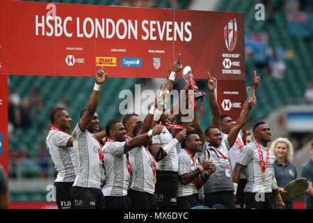 Twickenham Stadium, London, UK. 3 Jun, 2018. Fidschi Spieler feiern, als der Aufzug den Trophäe, nachdem er das Finale. Fidschi v Südafrika, WM Finale, HSBC World Rugby sevens Serie 2018, London, Twickenham, Tag 2 am Sonntag, den 3. Juni 2018. Dieses Bild dürfen nur für redaktionelle Zwecke verwendet werden. Redaktionelle Verwendung nur, pic von Andrew Obstgarten / Andrew Orchard sport Fotografie/Alamy leben Nachrichten Stockfoto