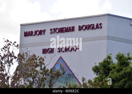 PARKLAND, FL - Februar 23 Schüsse erklang für 4 Minuten als bewaffnete Stellvertretender gewartet, wo 17 Menschen ermordet wurden. Schüler und Lehrer zurück zu Marjory Stoneman Douglas High School am 23. Februar in Parkland, Florida 2018. Personen: Marjory Stoneman Douglas High School Stockfoto