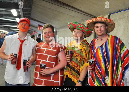 London, Großbritannien. 3 Jun, 2018. Fans kamen in allen Sorten auf der vorletzten Etappe der HSBC World Rugby Sevens Serie bei Twickenham Stadium, London, UK. Diese Lüfter wurden in einem satirischen Stil wie Donald Trump, die Mauer, die er Planung zwischen den USA und Mexiko zu errichten und als zwei mexikanischen Einwanderer angezogen. Die Serie sieht 20 internationale Teams in schnellen 14 Minuten entspricht konkurrierenden (zwei Hälften von sieben Minuten) in 11 verschiedenen Städten rund um die Welt - das Finale wird in Paris im Juni sein. Quelle: Michael Preston/Alamy leben Nachrichten Stockfoto