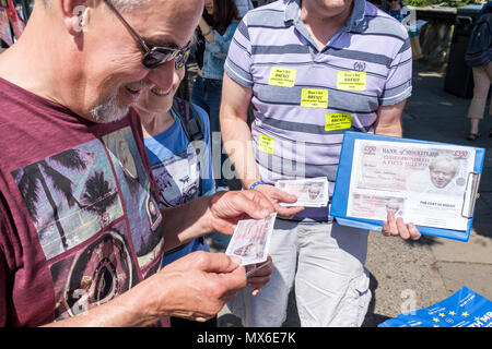 Badewanne, UK, 3. Juni, 2018. Ein Freiwilliger aus der Badewanne für Europa Gruppe abgebildet ist, dass Mitglieder der Öffentlichkeit einige Boris Geld, die lustige gefälschte Banknoten wurden in Bezug auf die £ 350 m, die Boris Johnson sagte verwendet werden könnte, um die NHS zu finanzieren, sobald die britischen Blätter der EU. Badewanne für Europa, einem nicht-partei-politische Gruppe von Freiwilligen, die sich für das Vereinigte Königreich im Herzen der Europäischen Union zu bleiben, sie sind auch eine Kampagne für einen Menschen auf der abschließenden Brexit beschäftigen. Credit: lynchpics/Alamy leben Nachrichten Stockfoto