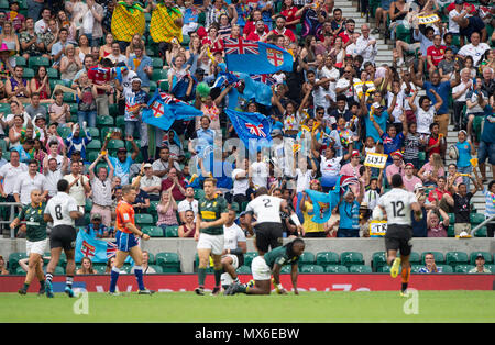 Twickenham, Vereinigtes Königreich, 3. Juni 2018, HSBC London Sevens Serie, Spiel 45. Cup Final, Fidschi vs Südafrika. Fidschi Unterstützer, Jubeln, Winkenden, ihre Fahnen, während der Rugby 7, Match, bei dem RFU-Stadion, Twickenham, England, © Peter SPURRIER/Alamy Live gespielt Stockfoto