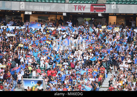 Twickenham Stadium, London, UK. 3. Juni 2018. HSBC World Rugby Sevens Serie; Fidschi 7 s gegen Südafrika 7 s, Final 2018; Fidschi Anhänger jubeln versuchen aus Ihrem Team Credit: Aktion plus Sport/Alamy leben Nachrichten Stockfoto