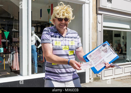 Badewanne, UK, 3. Juni, 2018. Ein freiwilliger Tragen eines Boris Johnson Perücke aus der Badewanne für Europa Gruppe ist dargestellt mit einer Handvoll Boris Geld, die gefälschte Banknoten in Bezug auf die £ 350 m, die Boris Johnson sagte verwendet werden könnte, um die NHS zu finanzieren, sobald die britischen Blätter der EU waren. Badewanne für Europa, einem nicht-partei-politische Gruppe von Freiwilligen, die sich für das Vereinigte Königreich im Herzen der Europäischen Union zu bleiben, sie sind auch eine Kampagne für einen Menschen auf der abschließenden Brexit beschäftigen. Credit: lynchpics/Alamy leben Nachrichten Stockfoto