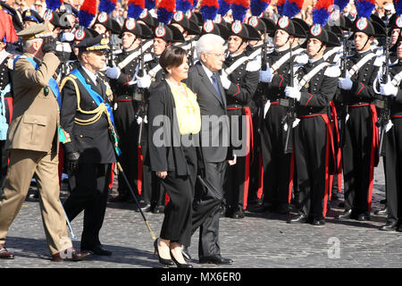 Rom, Italien, 02. Juni 2018 - Italienische Republik Urlaub Altar des Vaterlandes Sergio Mattarella Präsident der Republik und Elisabetta Trenta Minister der Verteidigung Credit: Giuseppe Andidero/Alamy leben Nachrichten Stockfoto