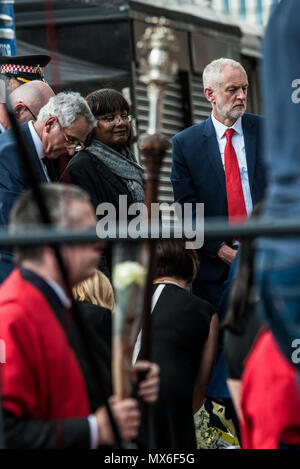 London, Großbritannien. 3 Jun, 2018. Diane Abbott, Schatten Home Secretary (links), Jeremy Corbyn, Oppositionsführer (rechts). Während die stille Minute für die Opfer von London Bridge. Eine Trauerfeier ist in der Nähe von London Bridge statt Gedenken an die Opfer, die ihr Leben während der London Bridge Terroranschlag vor einem Jahr verloren zu bezahlen. Credit: SOPA Images Limited/Alamy leben Nachrichten Stockfoto